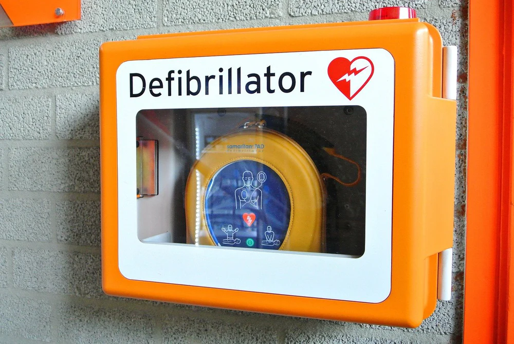 A Defibrillator in an outdoor cabinet